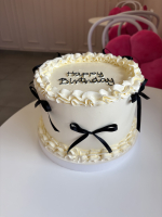 Lambeth cake z czarnymi kokardkami 