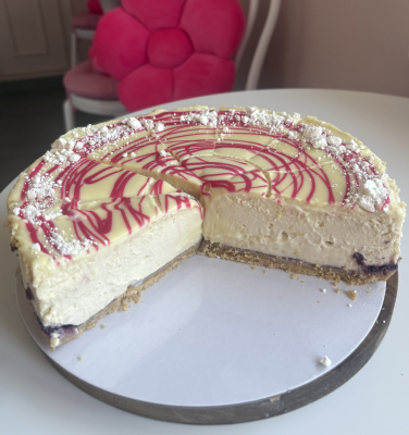 Sernik chałwowy z dżemem porzeczkowym 